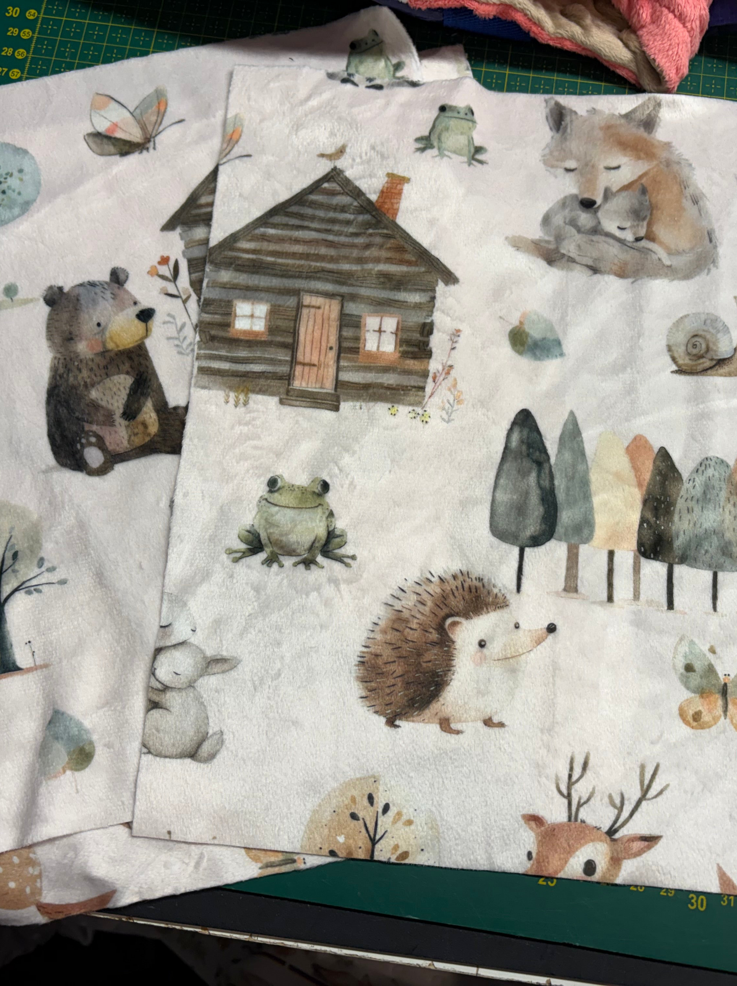 Courtepointe 32x42 po animaux de la forêt (rose pale , ivoire , bleu)
