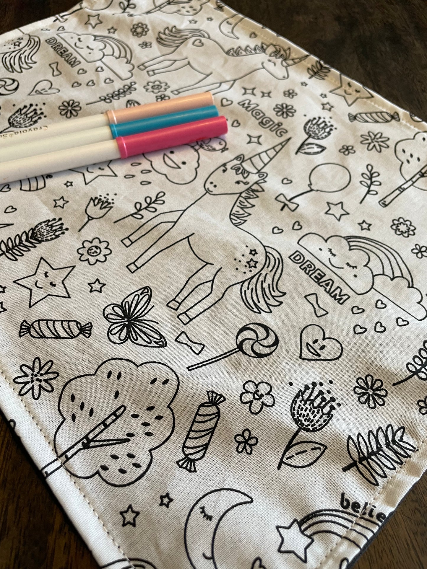 Napperon à colorier lavable motif licorne en rabais